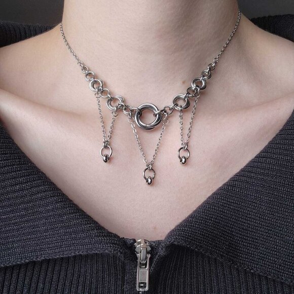 Vintage gothic vampire chandelier choker necklace with a small silver chain - Picture 4 of 7